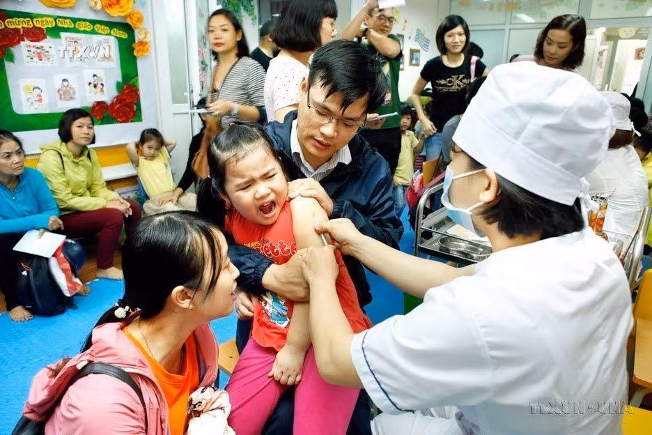 vna_potal_tuan_le_tiem_chung_the_gioi_2024_tiem_chung_mot_trong_nhung_can_thiep_y_te_thanh_cong_nhat_tren_the_gioi__7335278.jpg