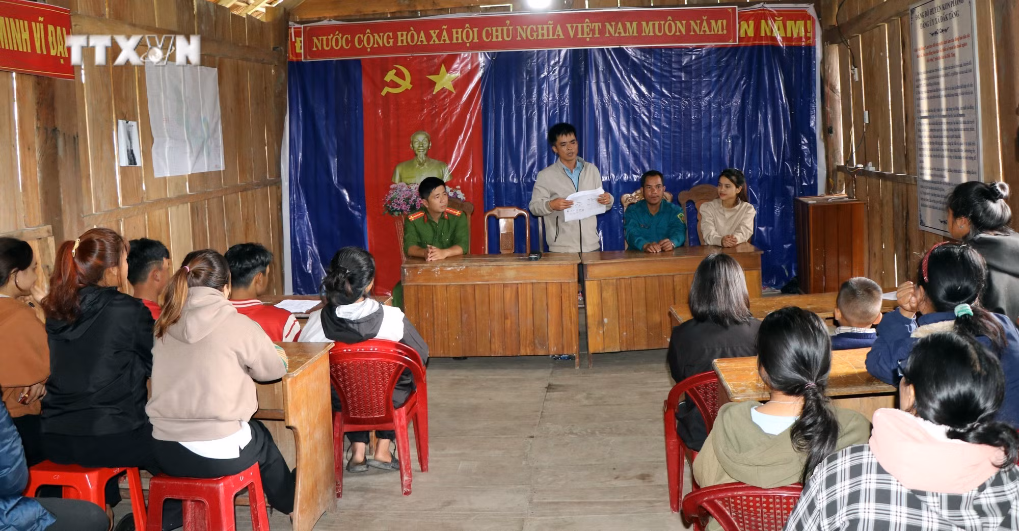 vna_potal_kon_tum_huong_dan_dan_ung_pho_voi_dong_dat_7509920.jpg