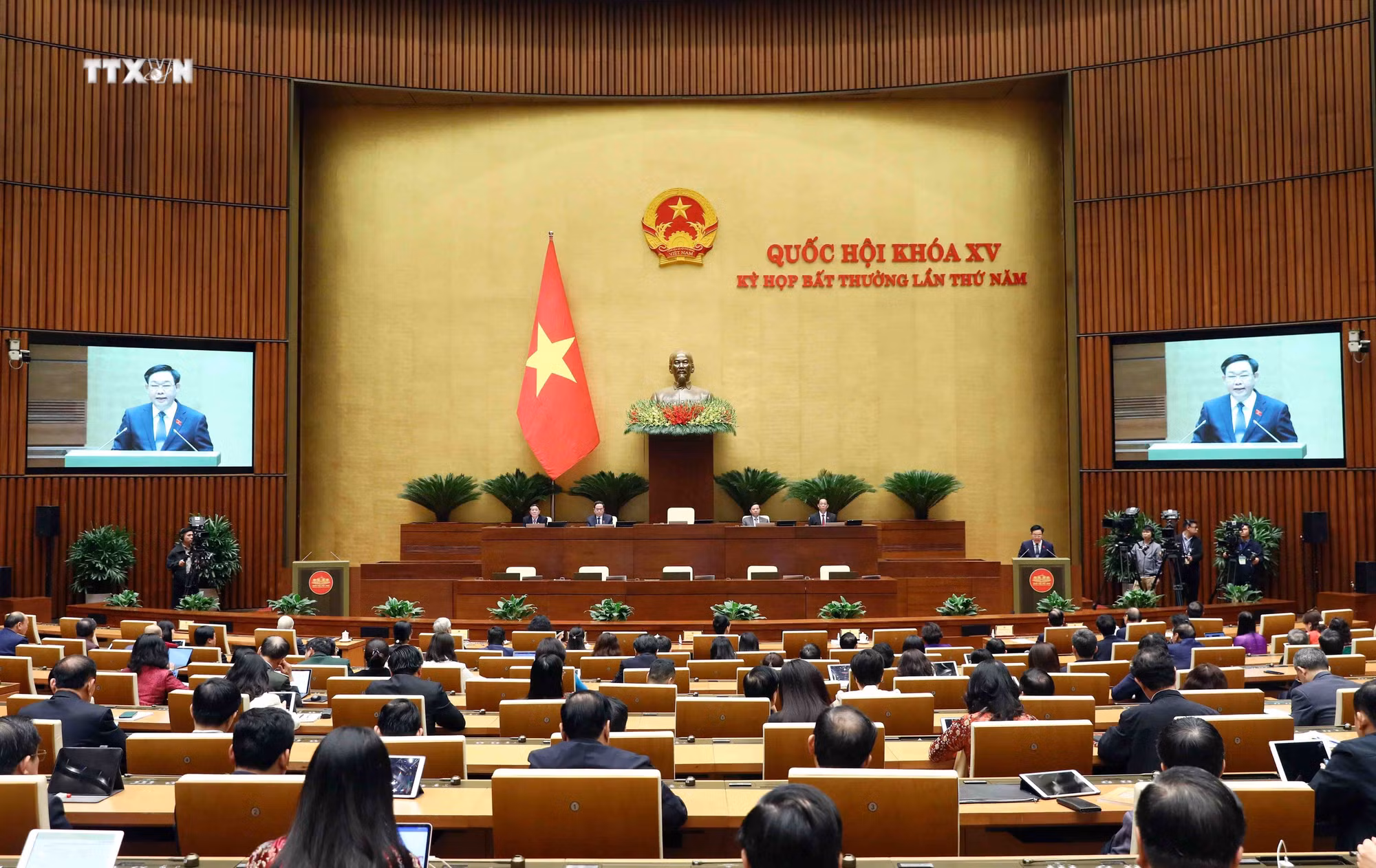vna_potal_chu_tich_quoc_hoi_vuong_dinh_hue_phat_bieu_be_mac_ky_hop_bat_thuong_lan_thu_5_quoc_hoi_khoa_xv__7185130.jpg