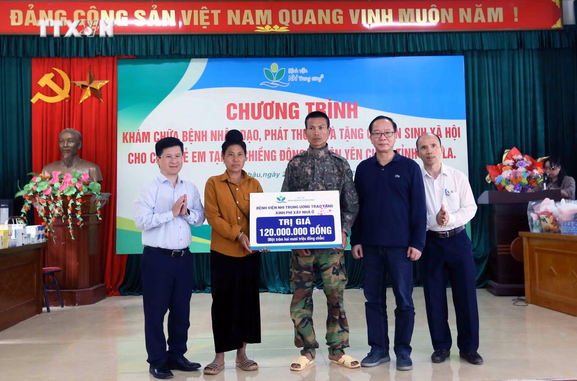 vna_potal_chuong_trinh_xoa_nha_tam_nha_dot_nat_va_kham_chua_benh_tang_qua_cho_cac_tre_em_son_la_7668073.jpg