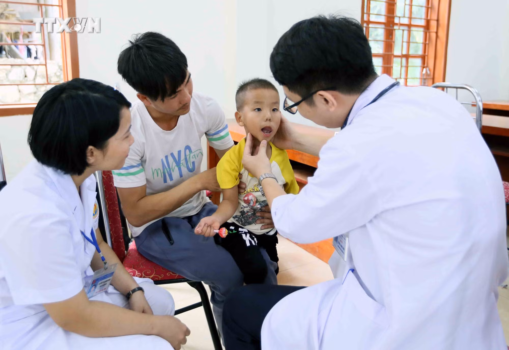 vna_potal_chuong_trinh_xoa_nha_tam_nha_dot_nat_va_kham_chua_benh_tang_qua_cho_cac_tre_em_son_la_7668071.jpg
