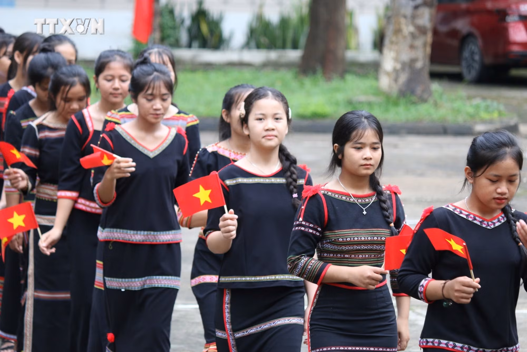 vna_potal_van_hoa_soi_duong_giu_gin_van_hoa_det_tho_cam_cua_nguoi_bahnar_o_tay_nguyen_7674981.jpg
