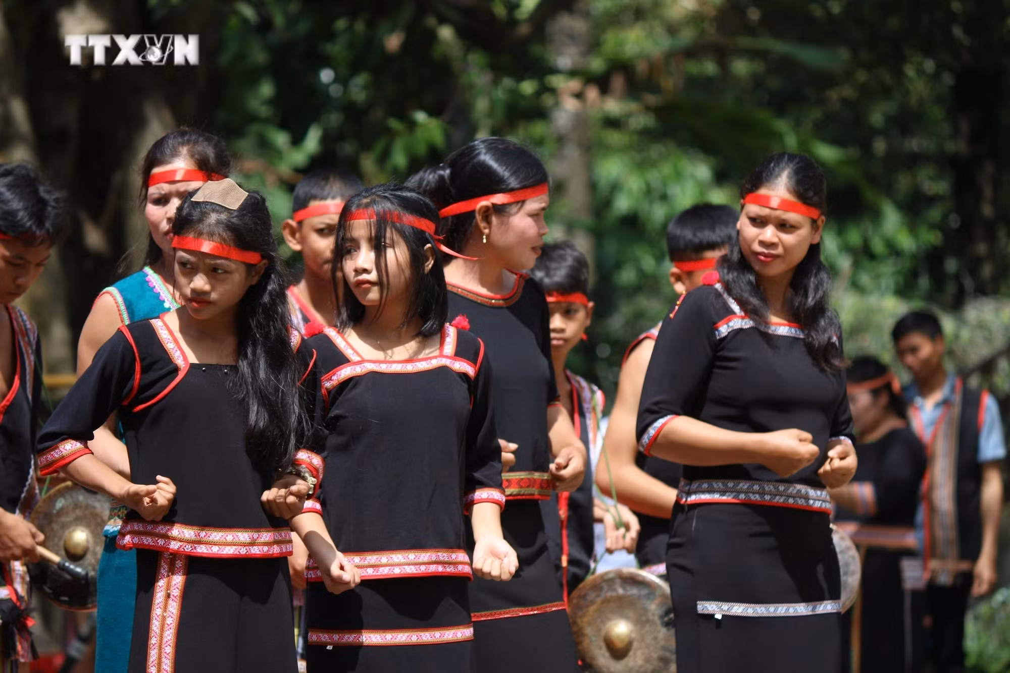 vna_potal_van_hoa_soi_duong_giu_gin_van_hoa_det_tho_cam_cua_nguoi_bahnar_o_tay_nguyen_7674986.jpg