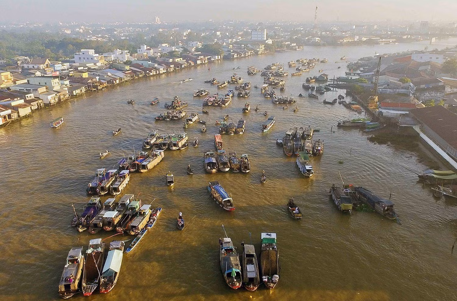 Chợ nổi Cái Răng (Cần Thơ) là điểm tham quan du lịch đặc sắc của vùng Đồng bằng sông Cửu Long nói chung và thành phố Cần Thơ nói riêng, được Tạp chí du lịch Rough Guide của Anh bình chọn là một trong 10 chợ ấn tượng nhất thế giới. Ảnh: An Hiếu - TTXVN