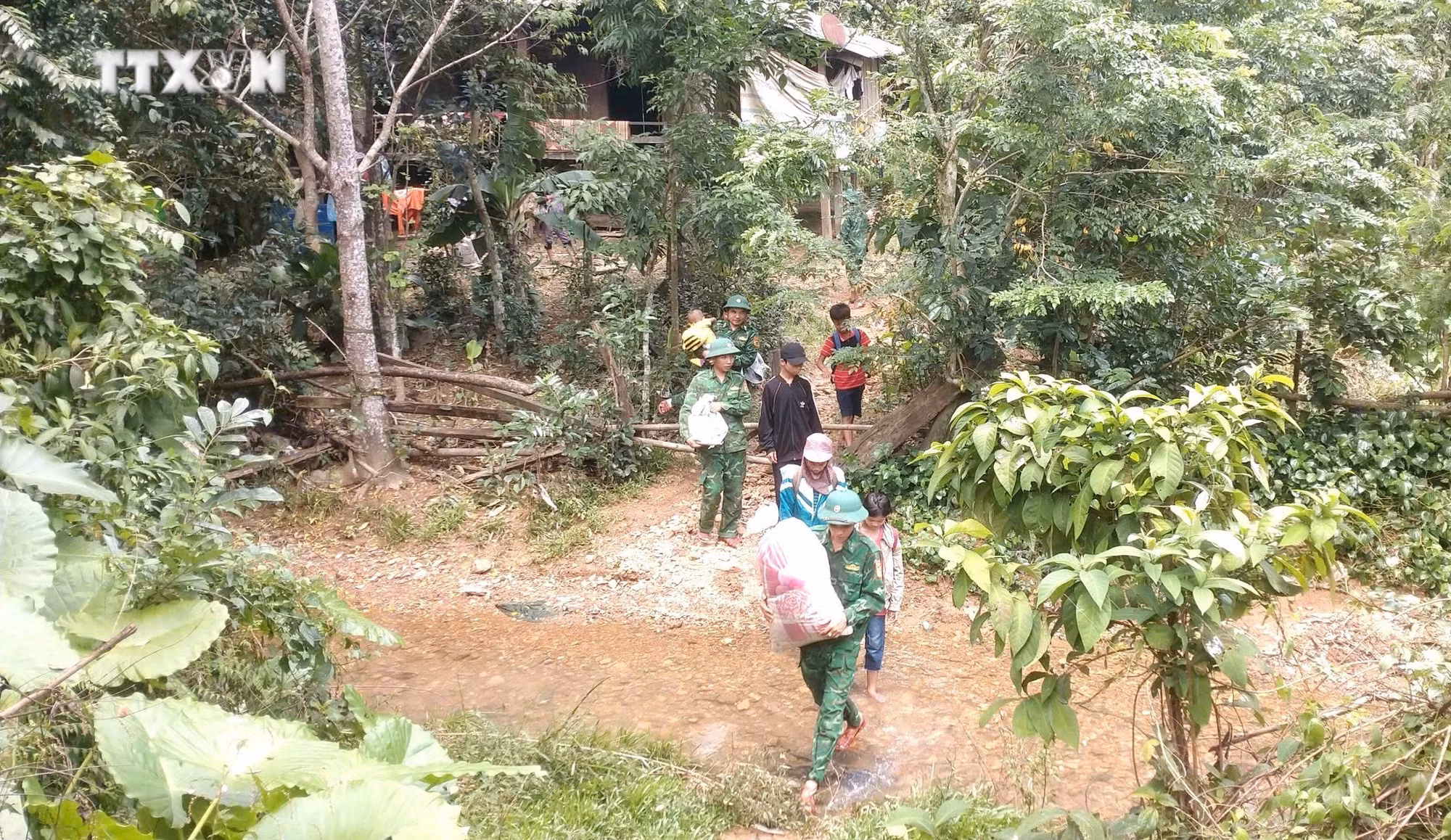 vna_potal_quang_binh_di_doi_khan_cap_13_ho_dan_den_noi_an_toan_khi_phat_hien_vet_nut_tren_doi_7683022.jpg