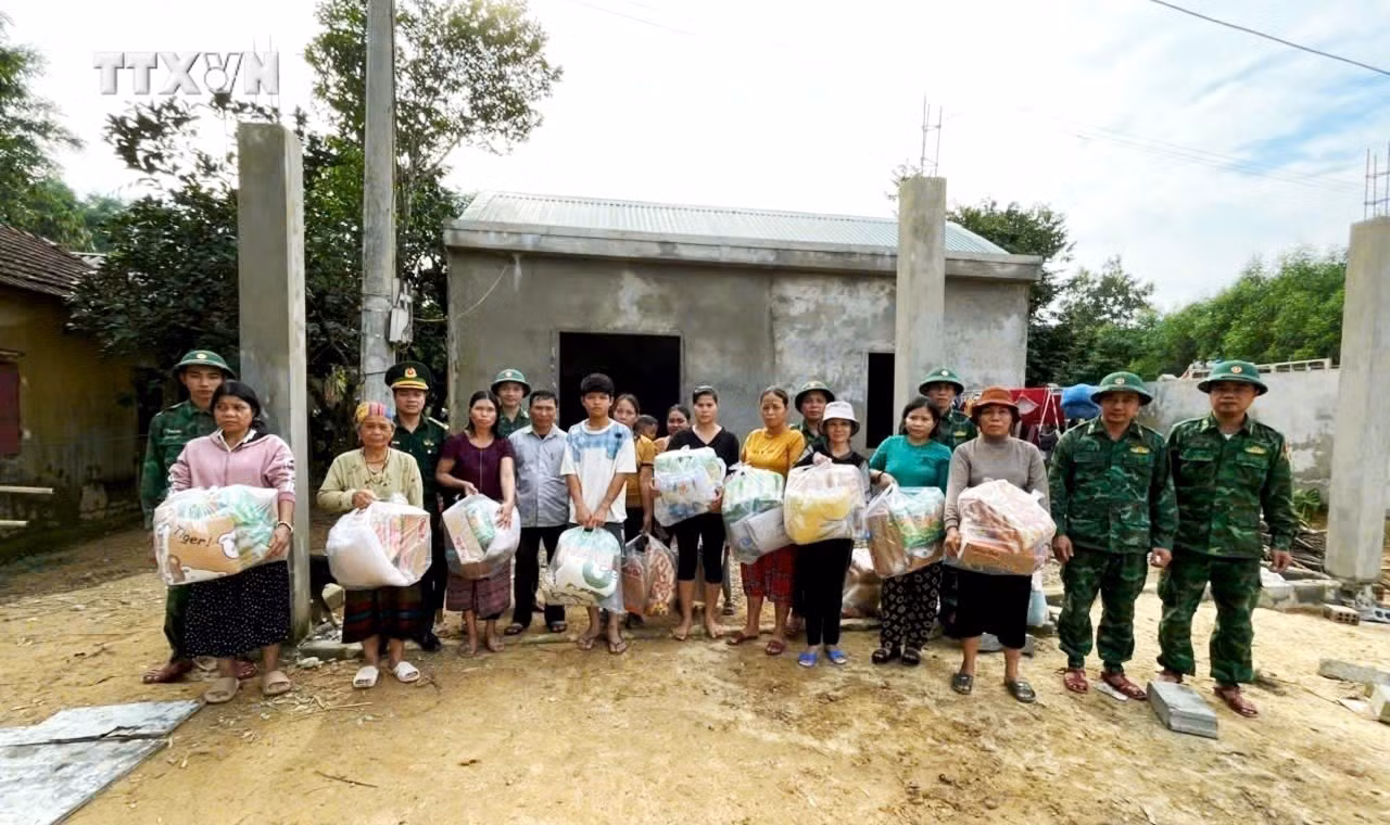 vna_potal_bo_doi_bien_phong_quang_binh_ho_tro_nguoi_dan_trong_vung_ngap_lut_7681619.jpg