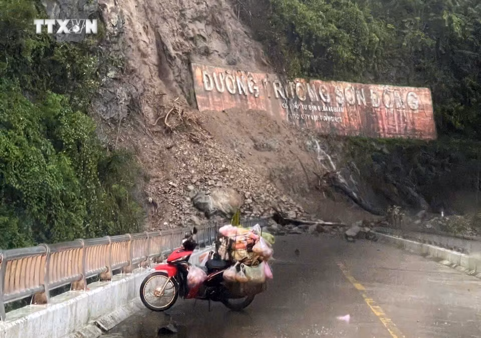 vna_potal_sat_lo_tac_duong_truong_son_dong_doan_qua_huyen_kon_plong_tinh_kon_tum_7689089.jpg