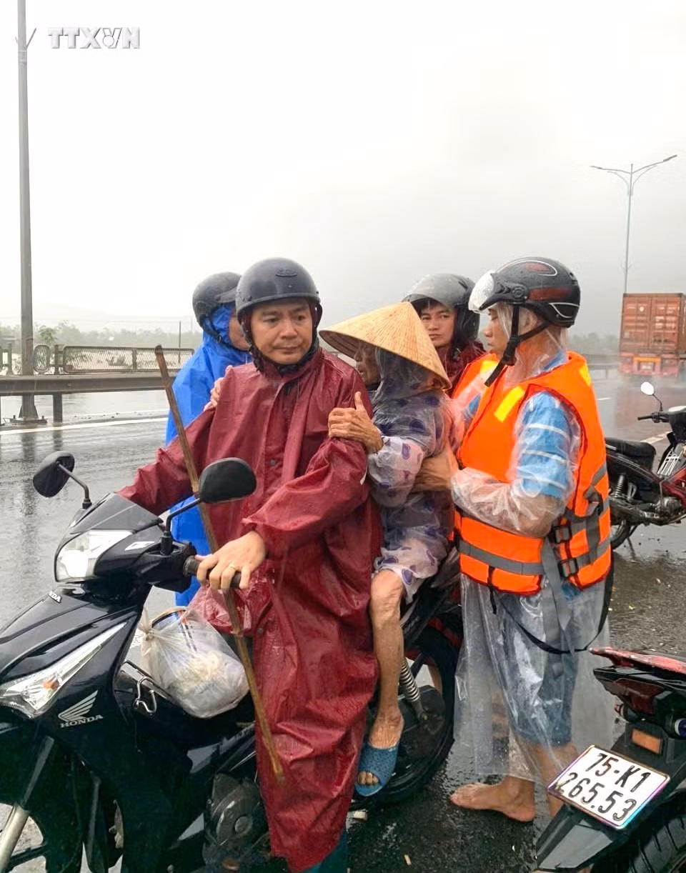 vna_potal_khan_truong_di_doi_hang_chuc_ho_dan_tai_khu_vuc_nguy_co_sat_lo_nui_tinh_thua_thien_-_hue_7688090.jpg