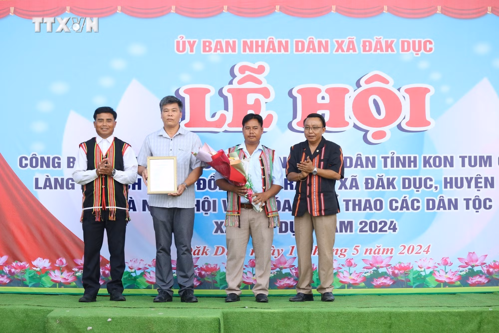 vna_potal_lang_du_lich_cong_dong_dau_tien_o_vung_bien_gioi_ngoc_hoi_kon_tum_7380984.jpg
