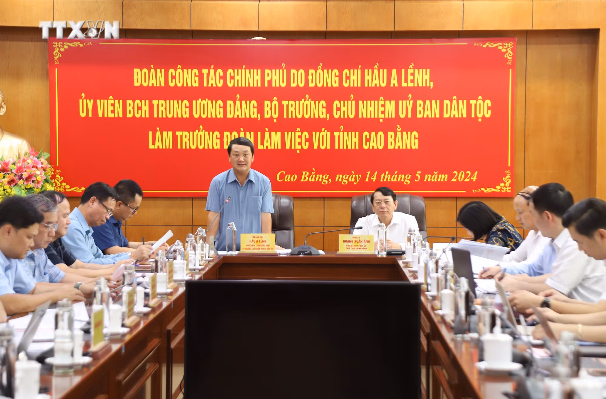 vna_potal_chu_nhiem_uy_ban_dan_toc_hau_a_lenh_lam_viec_voi_tinh_cao_bang_7376023.jpg