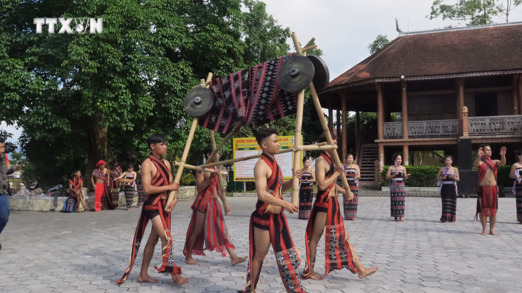 vna_potal_ngay_hoi_van_hoa_the_thao_va_du_lich_cac_dan_toc_mien_nui_tinh_thua_thien_-_hue__7378678.jpg