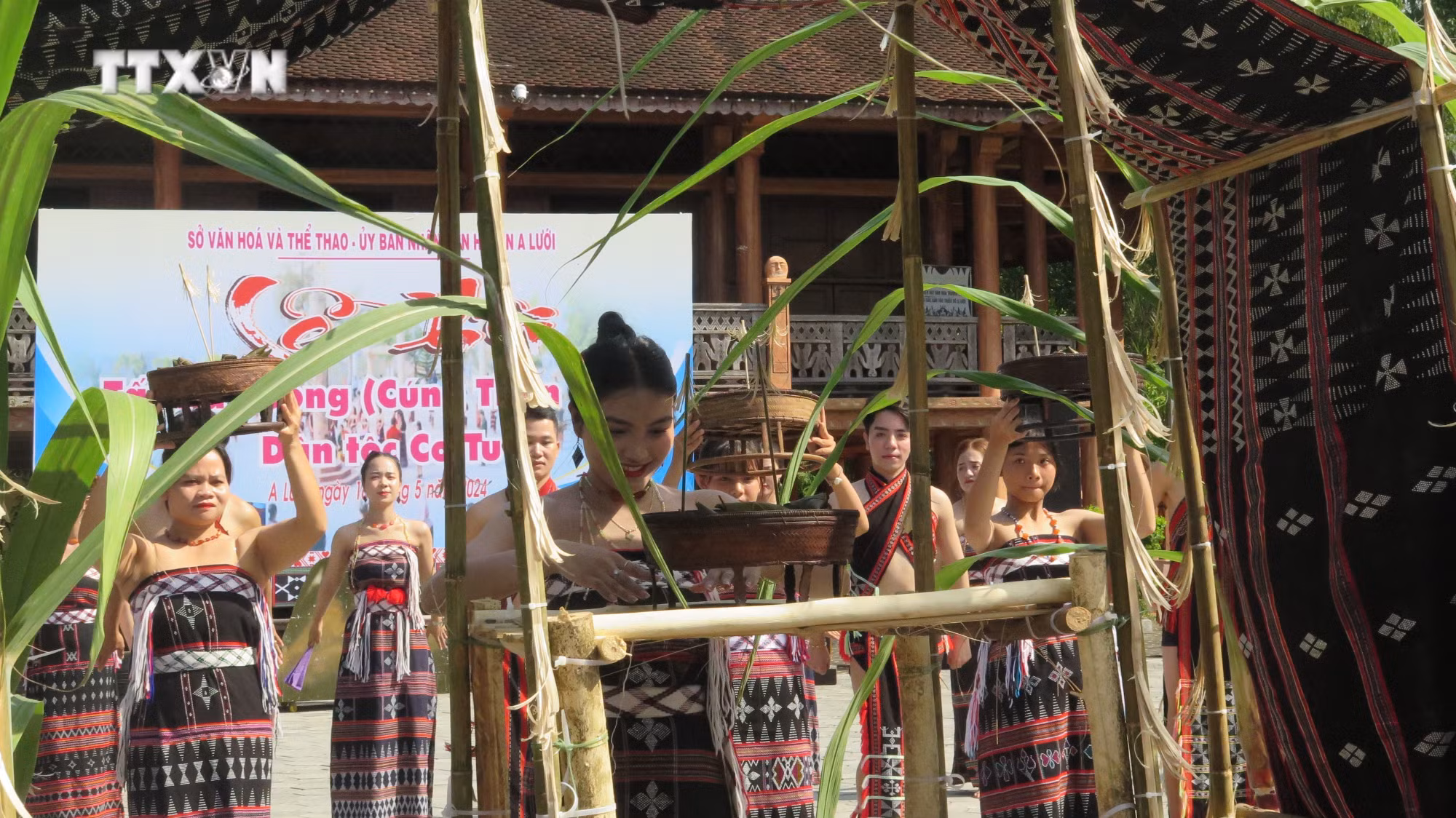 vna_potal_ngay_hoi_van_hoa_the_thao_va_du_lich_cac_dan_toc_mien_nui_tinh_thua_thien_-_hue_15-05-2024_1556_7378690.jpg
