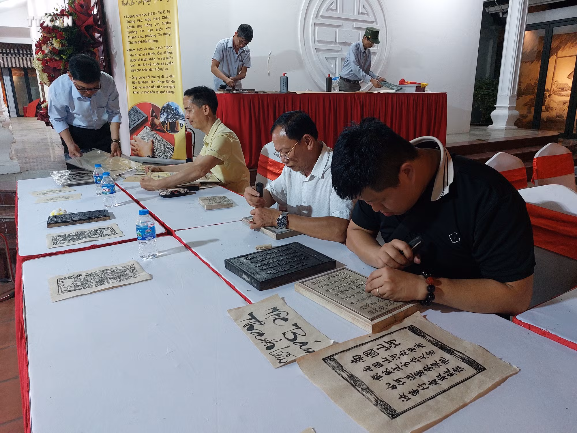 vna_potal_phuc_dung_mo_hinh_lang_nghe_giay_do_vung_buoi_xua_7374138.jpg