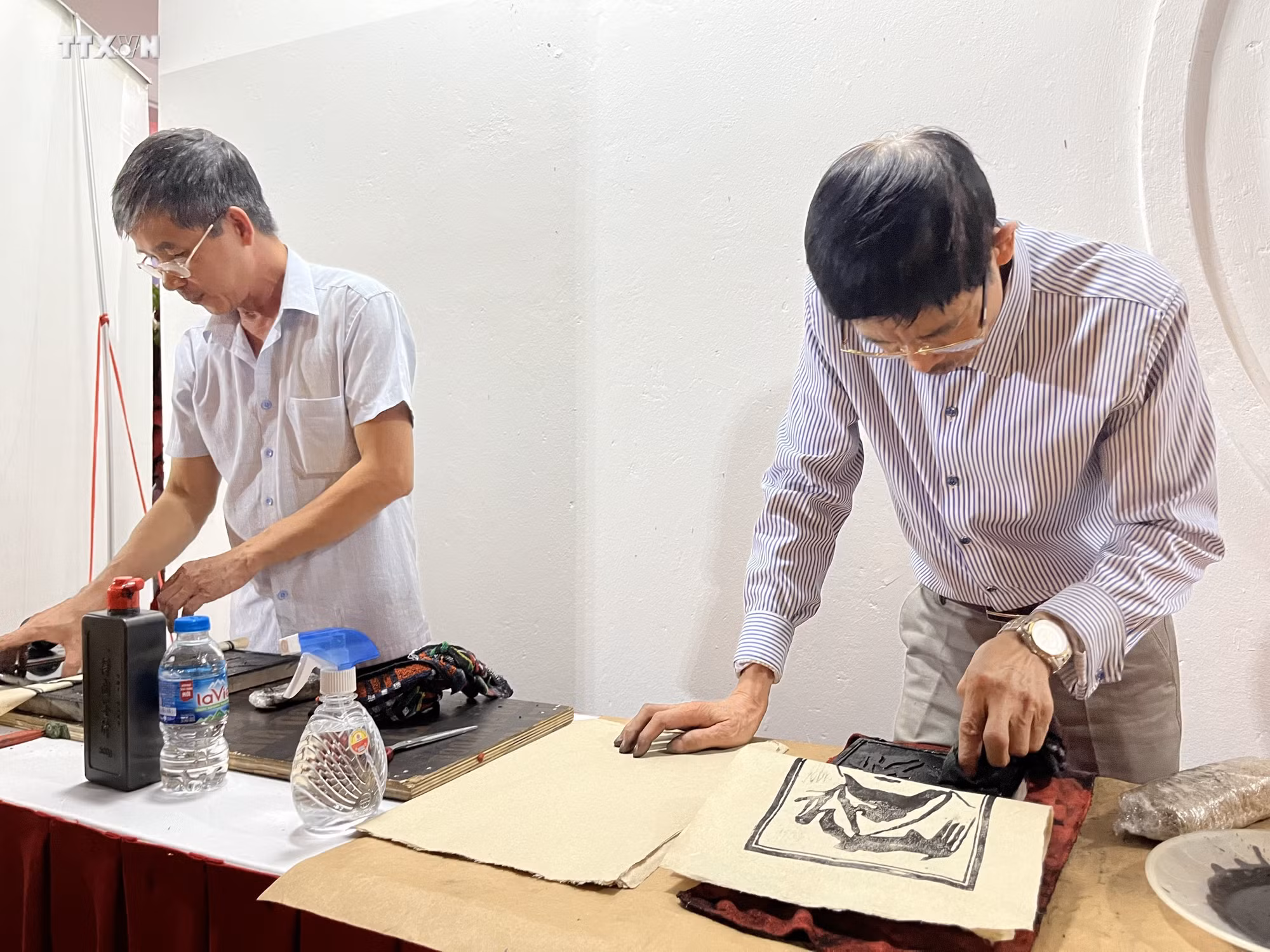 vna_potal_phuc_dung_mo_hinh_lang_nghe_giay_do_vung_buoi_xua_7374141.jpg