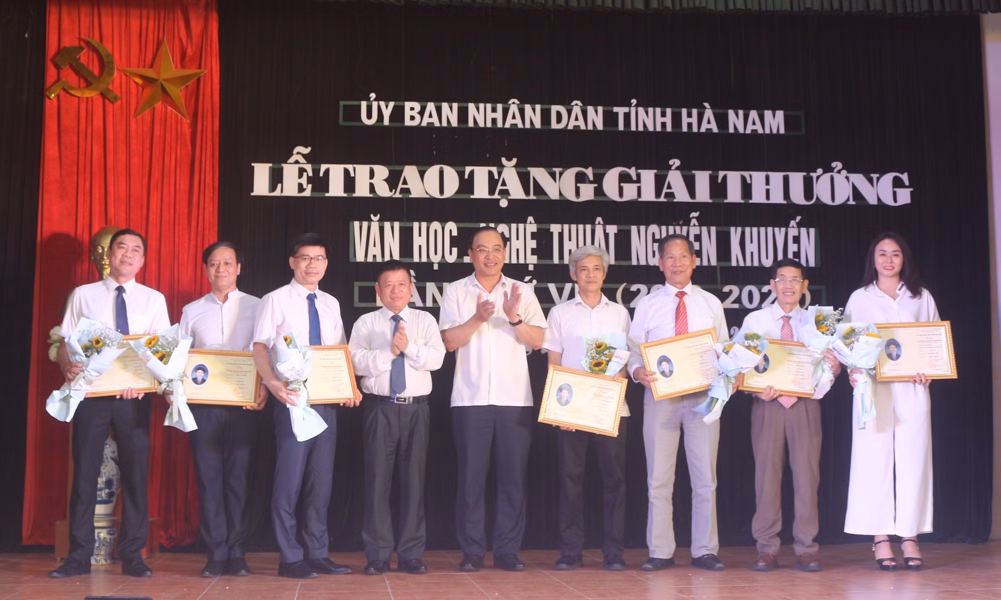 Trao giải thưởng Văn học Nghệ thuật Nguyễn Khuyến cho các tác giả. Ảnh: Thanh Tuấn - TTXVN