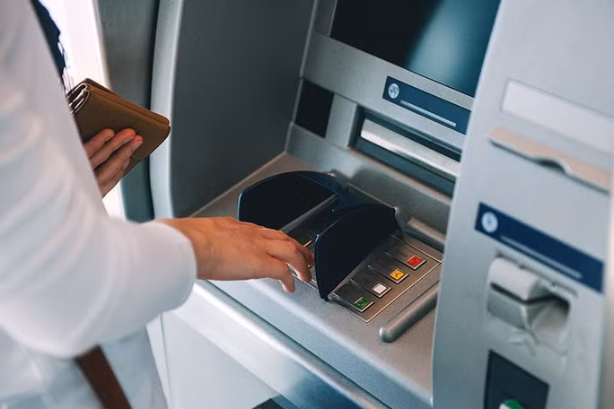 Thí điểm rút tiền bằng căn cước công dân gắn chip