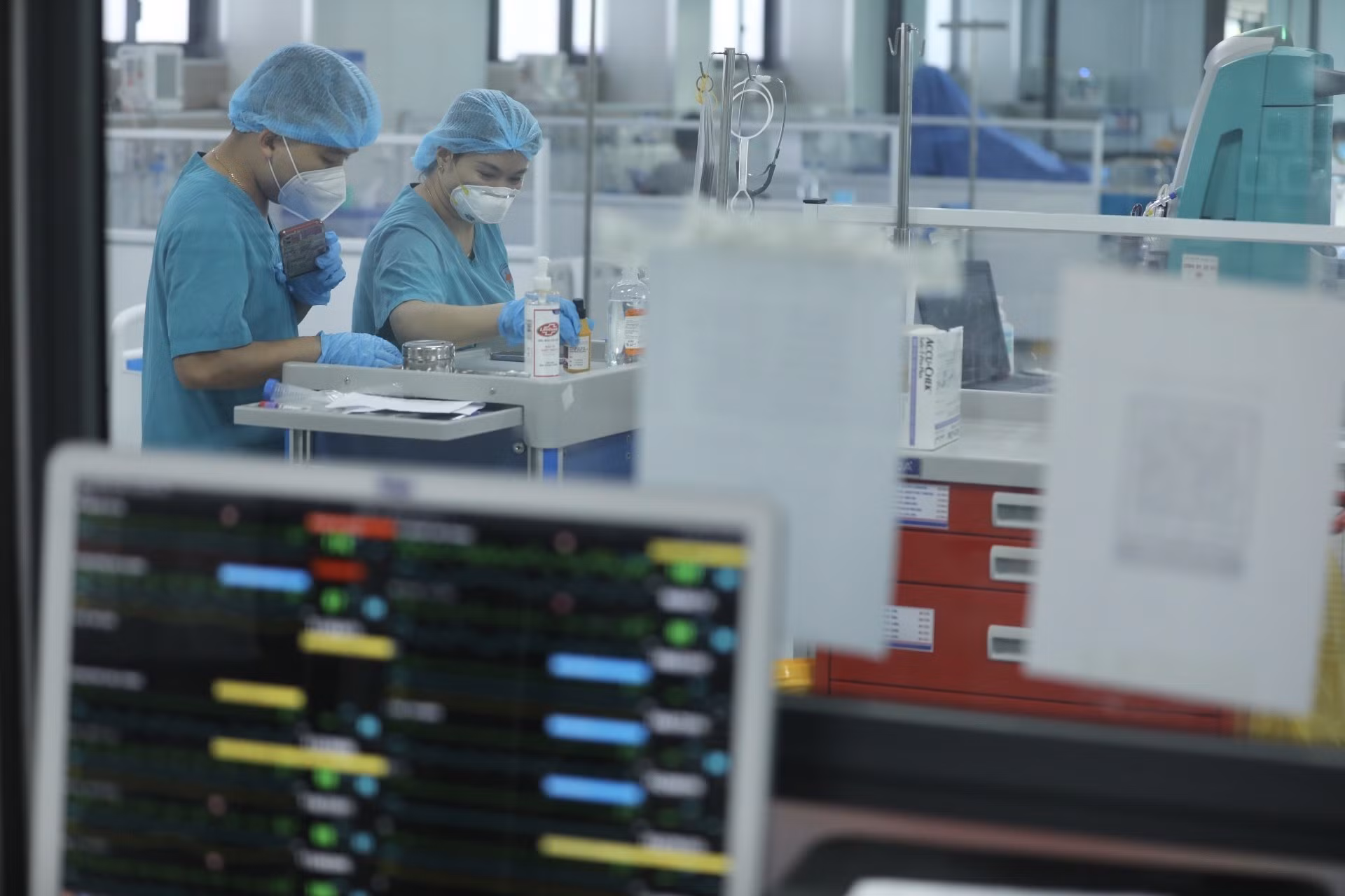 Dịch COVID-19: Ngày 15/5, cả nước có thêm gần 2.000 ca mắc COVID-19 mới