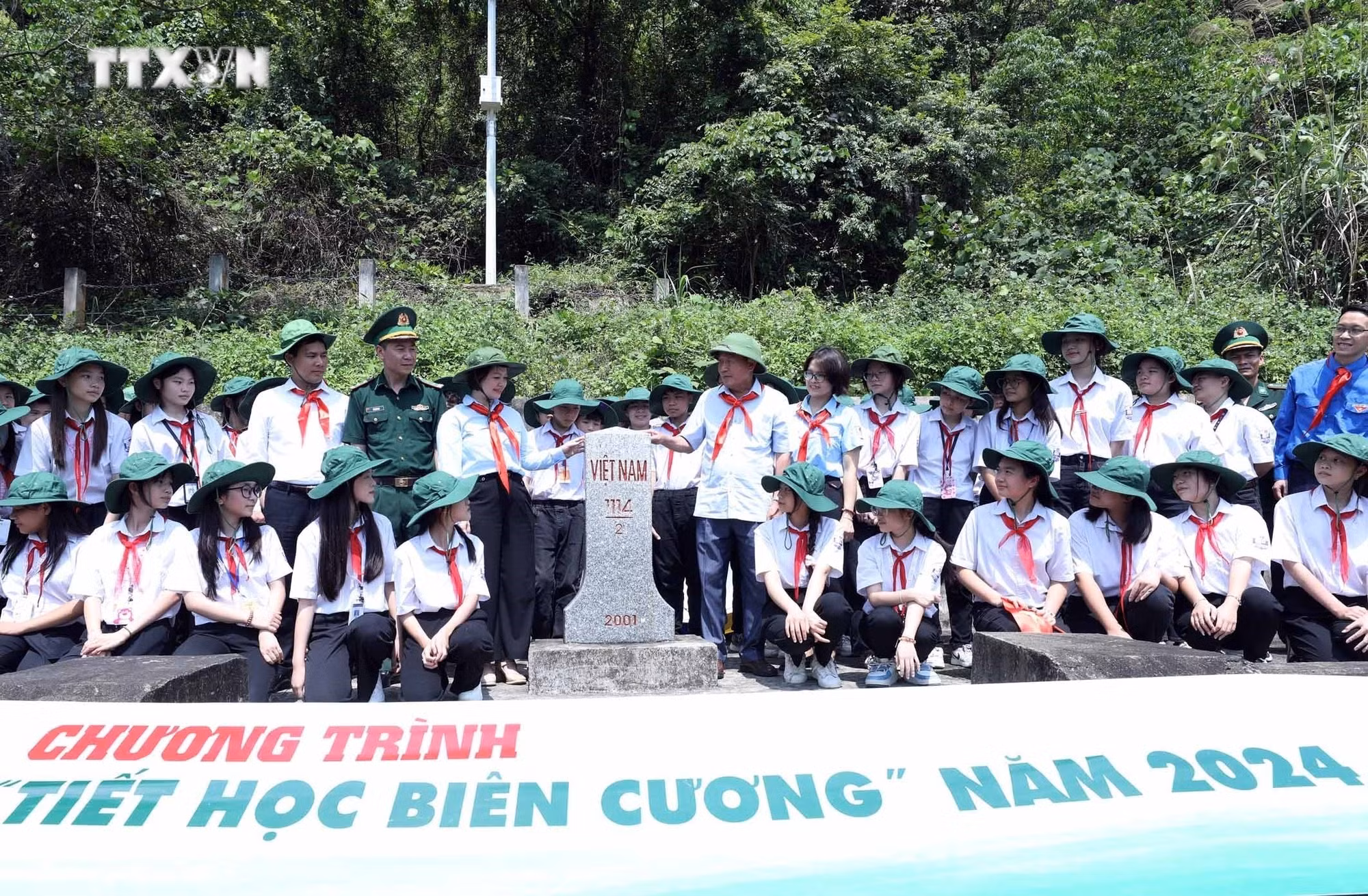 vna_potal_boi_dap_tinh_yeu_to_quoc_tu_nhung_“tiet_hoc_bien_cuong”_7418117.jpg