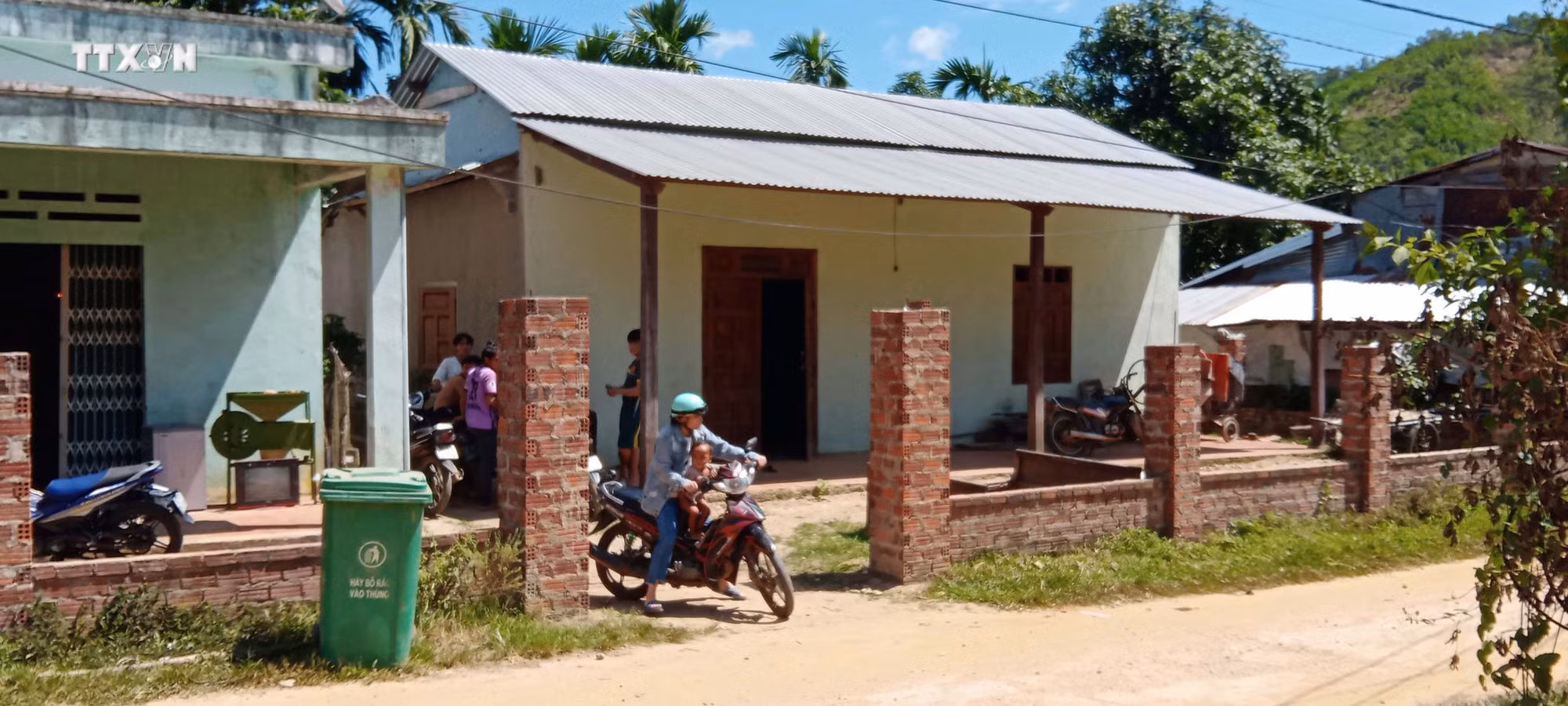 vna_potal_tai_dinh_cu_cho_dong_bao_vung_sat_lo_nui_truoc_mua_mua_lu_6883673.jpg