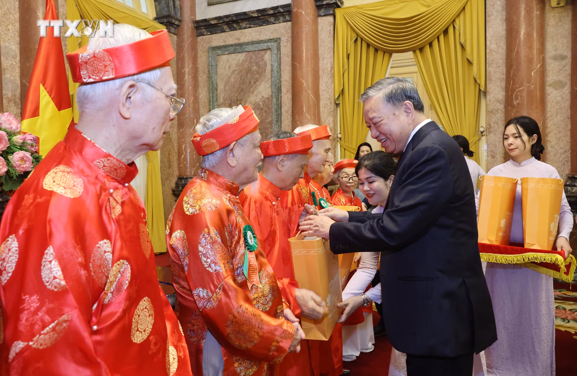 vna_potal_chu_tich_nuoc_to_lam_gap_mat_dai_bieu_nguoi_cao_tuoi_tieu_bieu_toan_quoc_7416202.jpg