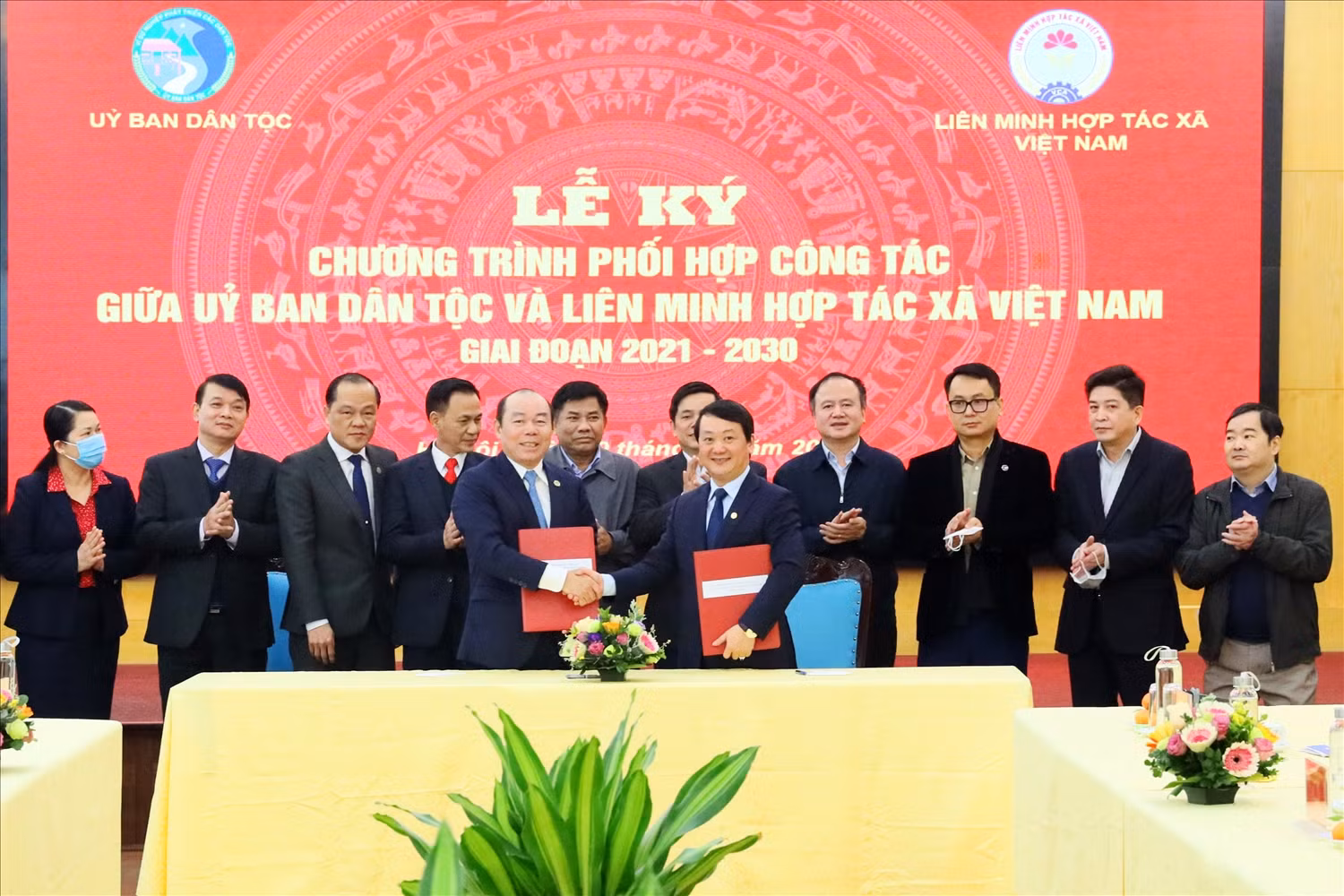 Bộ trưởng, Chủ nhiệm Ủy ban Dân tộc Hầu A Lềnh và Chủ tịch Liên minh HTX Việt Nam Nguyễn Ngọc Bảo ký Chương trình phối hợp công tác giai đoạn 2021-2030. Nguồn: baodantoc.vn