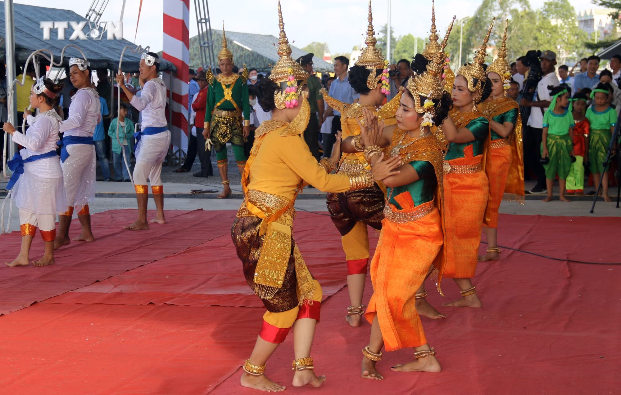 Đoàn nghệ thuật Khmer Kiên Giang biểu diễn tại ngày hội. Ảnh: Lê Sen - TTXVN