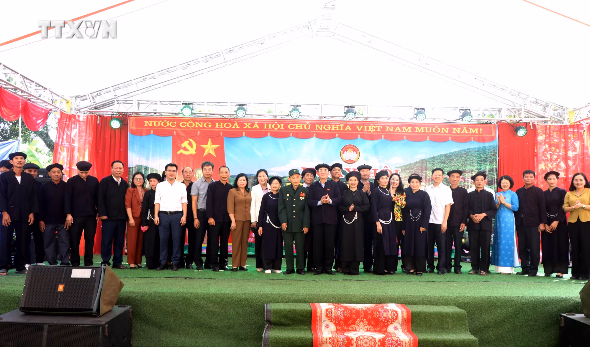 vna_potal_pho_chu_tich_quoc_hoi_tham_du_ngay_hoi_dai_doan_ket_tai_bac_kan_7707406.jpg