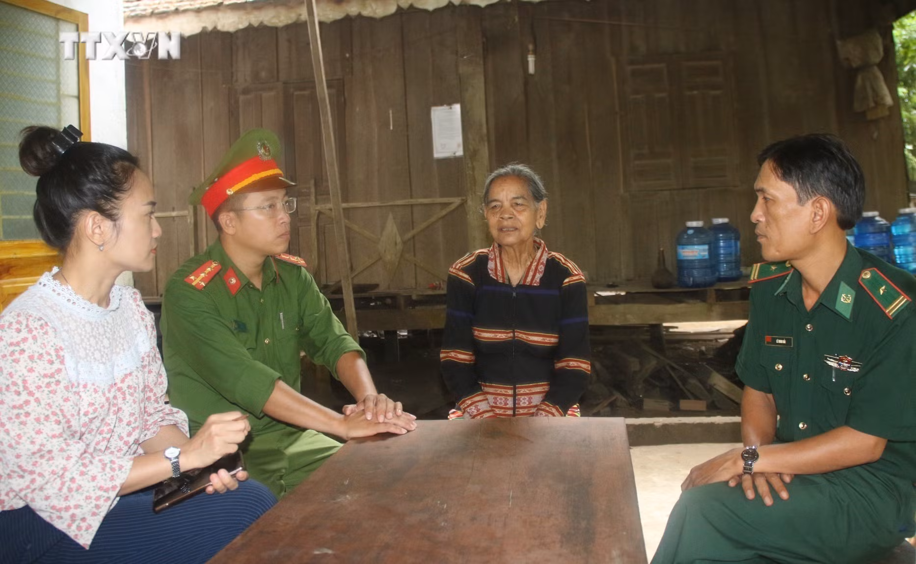 vna_potal_quy_dinh_144-qdtw_dang_vien_phai_guong_mau_di_dau_lam_guong_de_nhan_dan_noi_theo_7465223.jpg