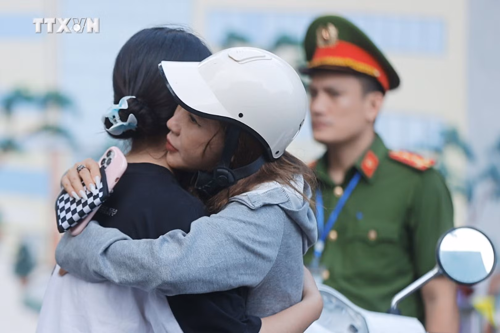 vna_potal_ky_thi_tot_nghiep_thpt_2024_phu_huynh_dong_hanh_cung_si_tu_7454018.jpg