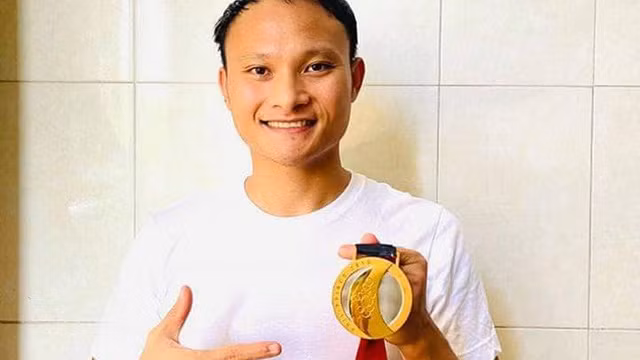 Nhiều nghệ sỹ, người nổi tiếng tặng kỷ vật “chia lửa” với tuyến đầu chống dịch