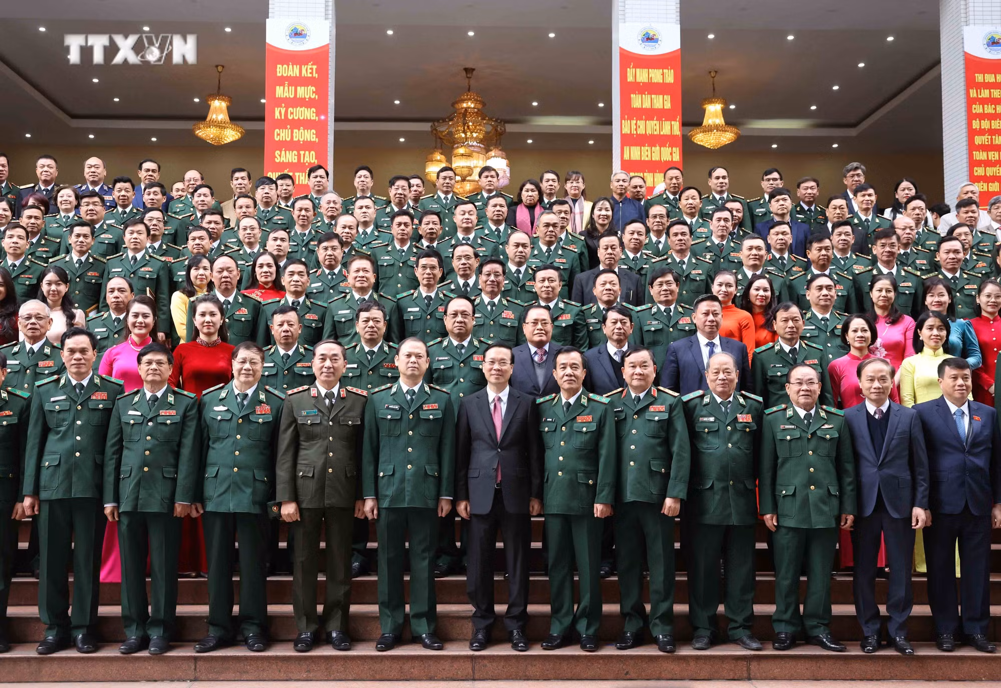 vna_potal_chu_tich_nuoc_vo_van_thuong_du_le_don_nhan_huan_chuong_chien_cong_hang_nhi__7249811.jpg