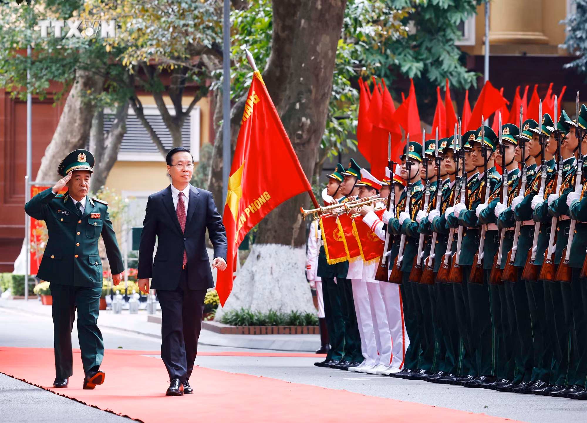 vna_potal__chu_tich_nuoc_vo_van_thuong_du_le_don_nhan_huan_chuong_chien_cong_hang_nhi_7249671.jpg