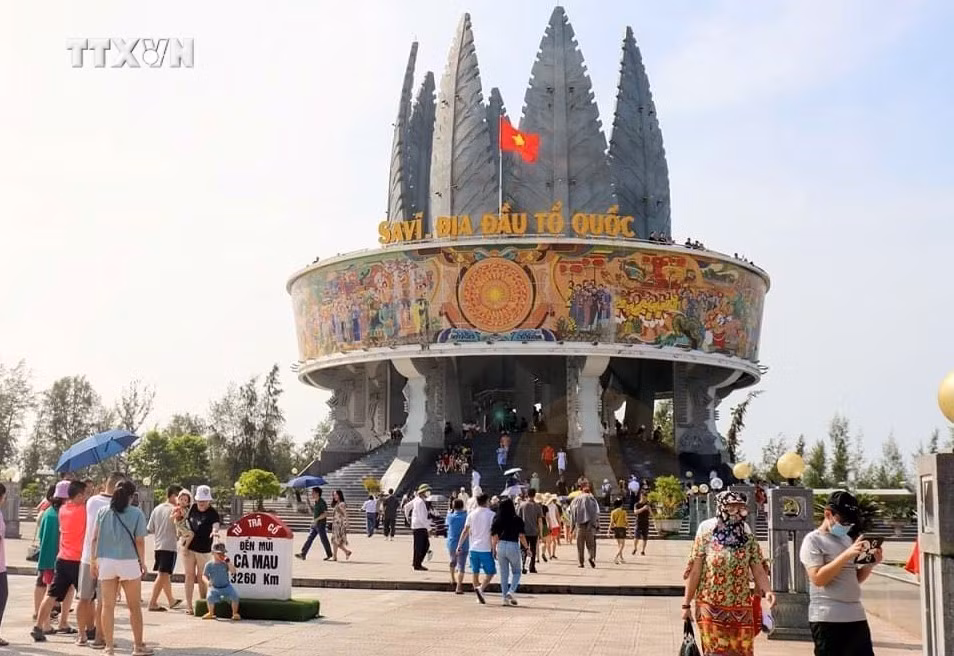 vna_potal_quang_ninh_khach_du_lich_den_thanh_pho_mong_cai_vao_cuoi_tuan_tang_dot_bien_6812856.jpg