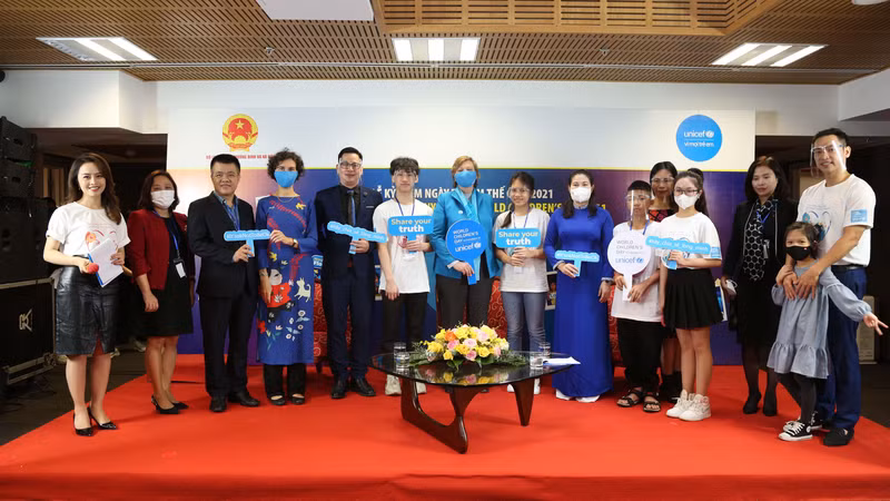 Các đại biểu dự Lễ kỷ niệm Ngày Trẻ em Thế giới 2021 nêu bật tầm quan trọng của sức khỏe tâm thần khỏe mạnh cho trẻ em. Ảnh: baophapluat.vn