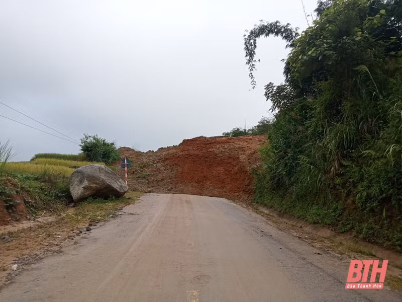 Sạt lở trên Quốc lộ 15C, huyện Mường Lát bị chia cắt với miền xuôi