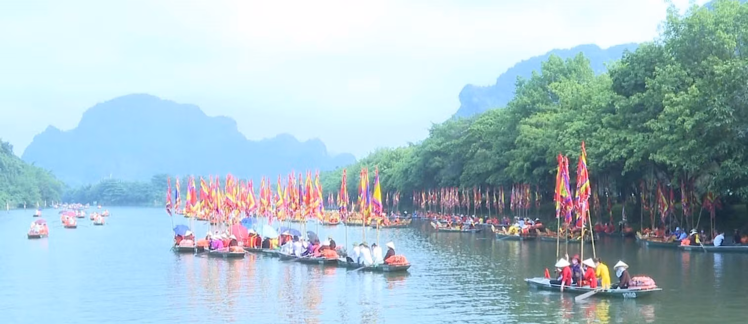 Hoạt động văn hóa đặc sắc trên sông trong Lễ hội Tràng An, tỉnh Ninh Bình. Ảnh: Hải Yến-TTXVN