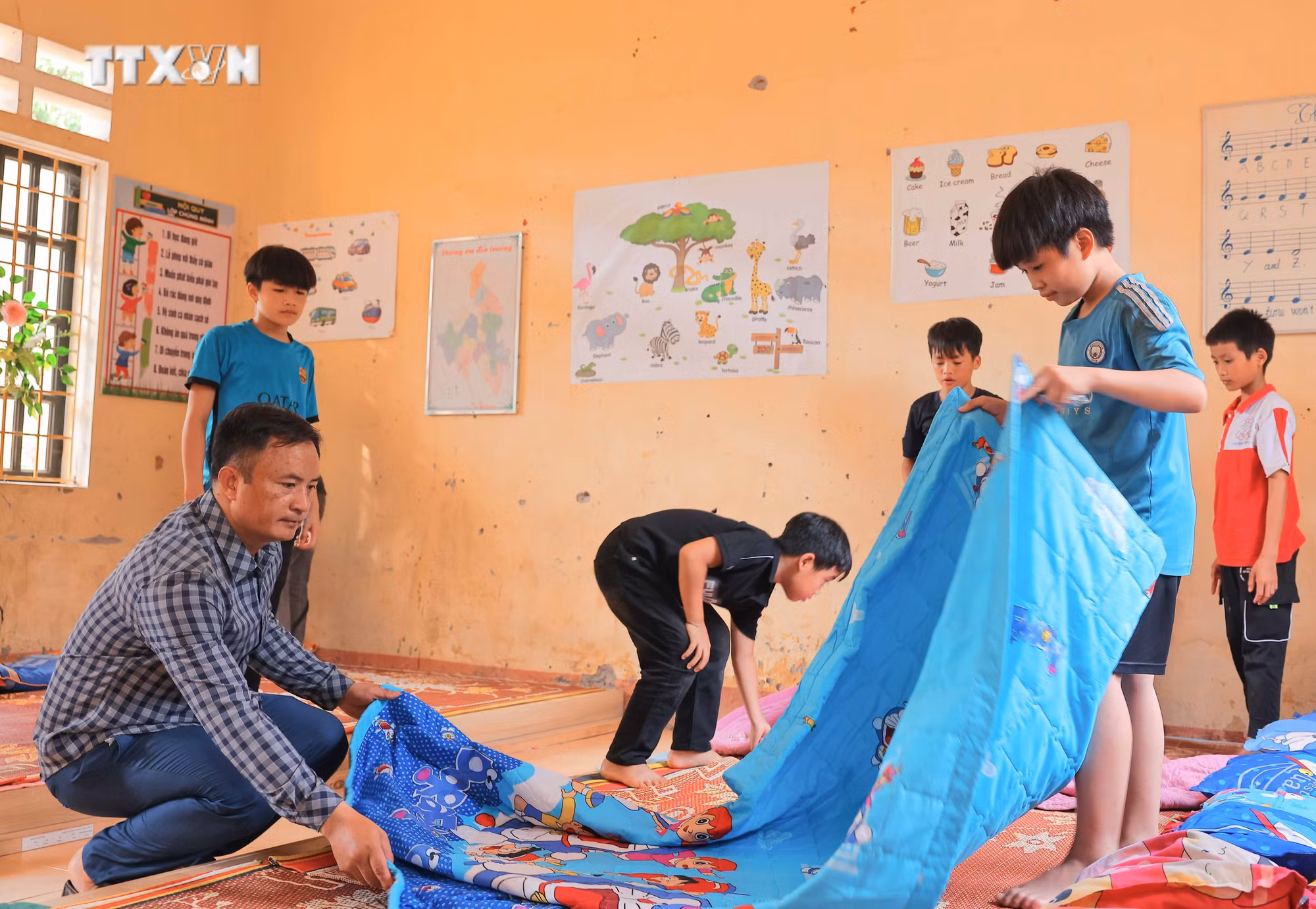 vna_potal_hoc_sinh_lang_nu_tro_lai_truong_sau_con_lu_du_7605797 (1).jpg