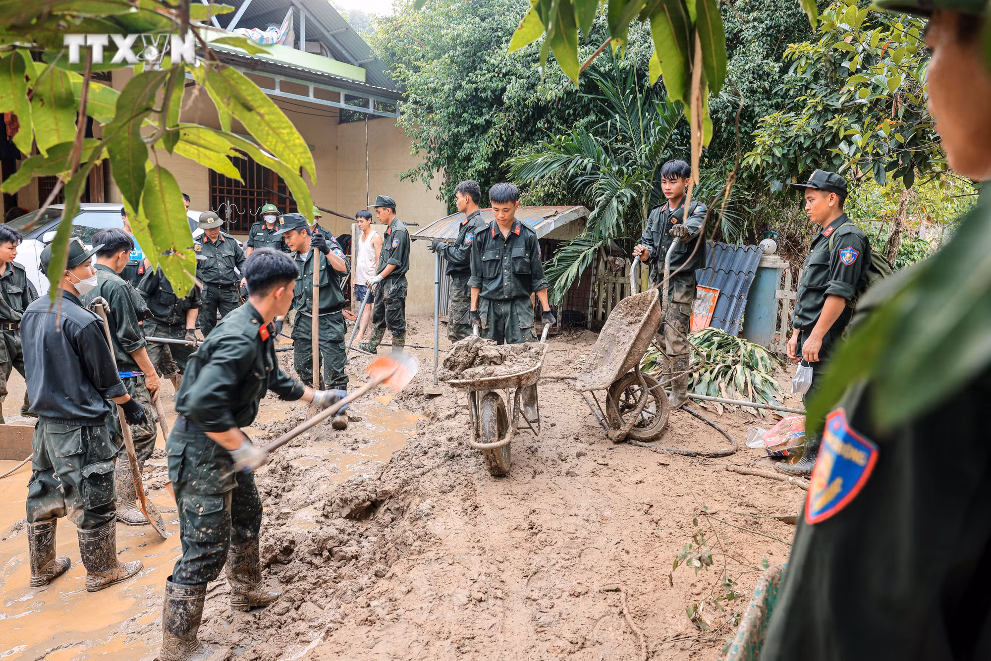 vna_potal_cong_an_nhan_dan_luon_co_mat_tren_tuyen_dau_cuu_ho_cuu_nan_nhan_dan_trong_bao_lu_7607938.jpg