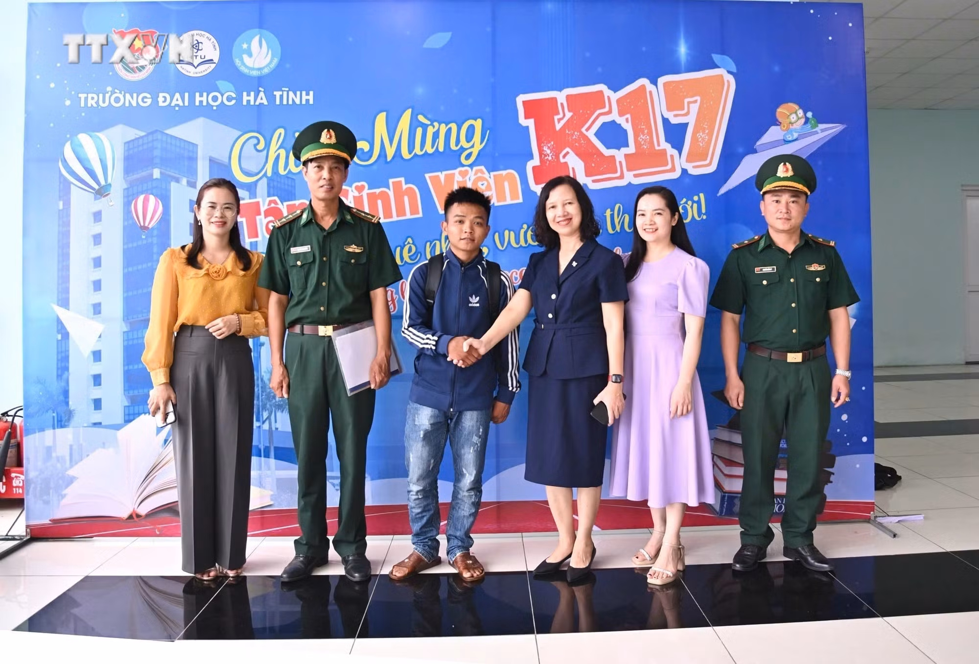vna_potal_nam_sinh_viet_tiep_giac_mo_dai_hoc_cua_nguoi_dan_toc_chut_o_ha_tinh_7617668.jpg