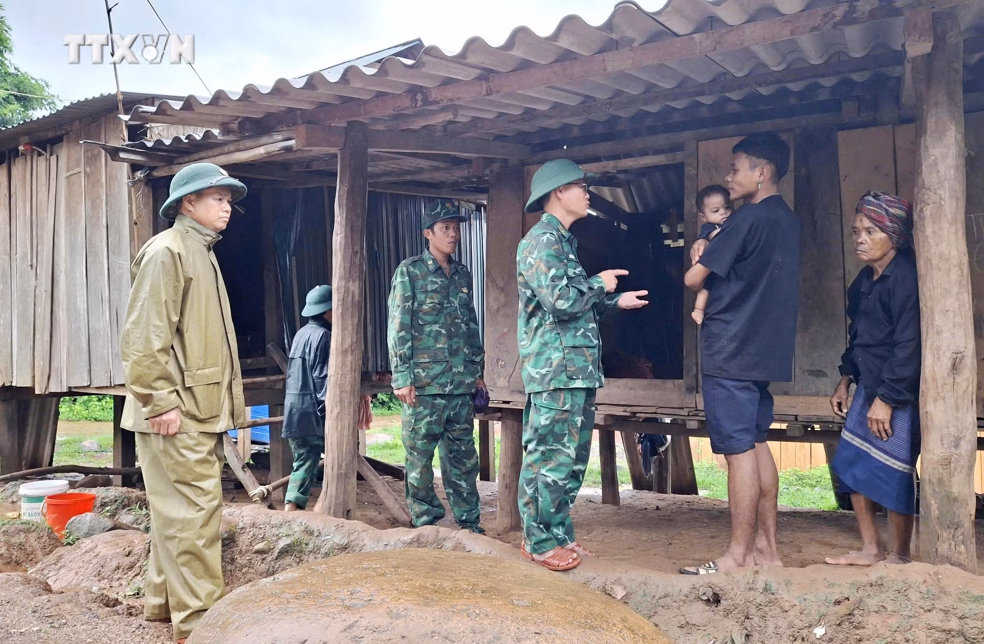 vna_potal_bo_doi_bien_phong_quang_binh_ho_tro_nhan_dan_ung_pho_ap_thap_nhiet_doi_7603404.jpg