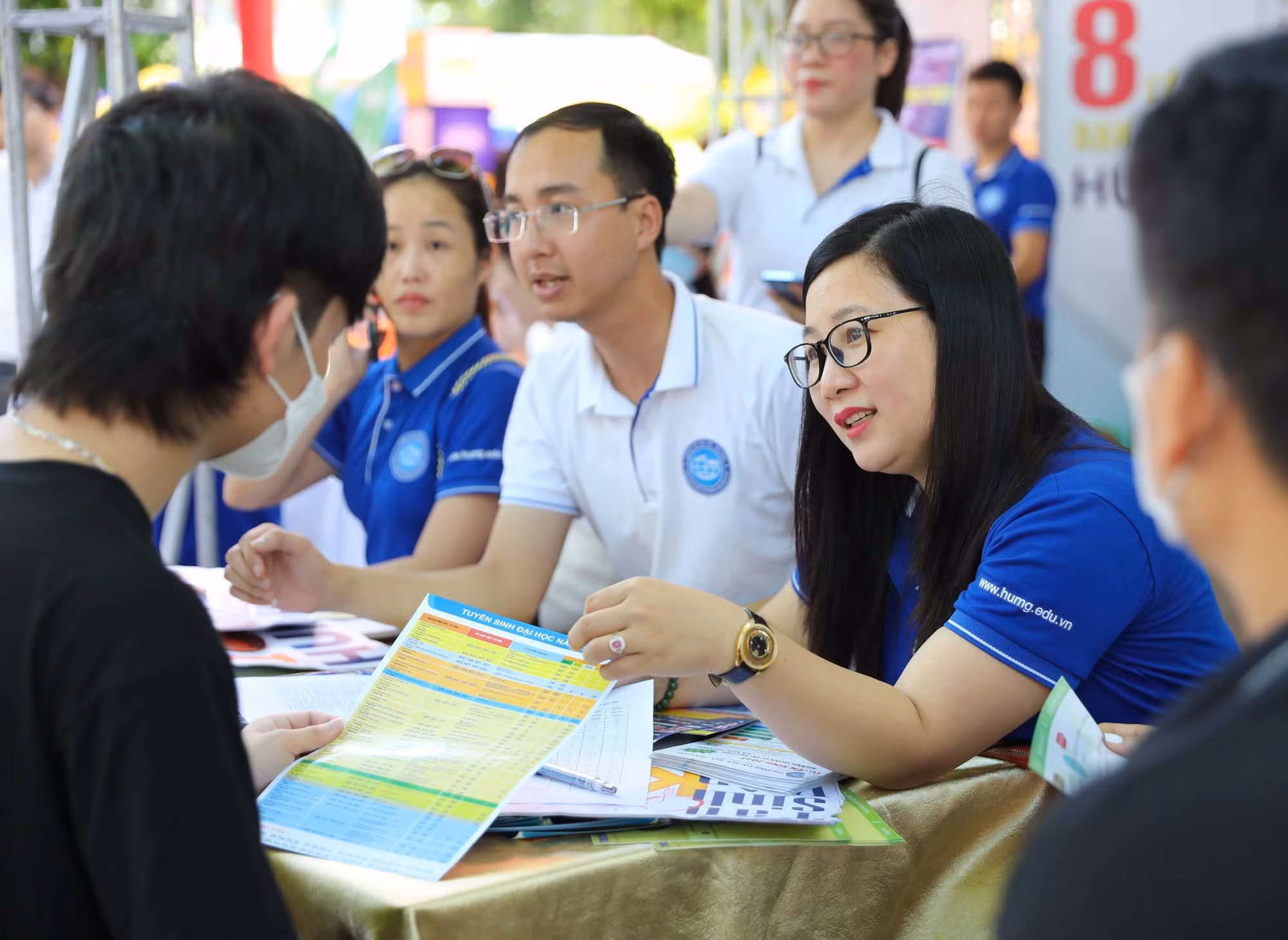 Cán bộ tư vấn của trường đại học Mỏ - Địa chất giải đáp thắc mắc về chương trình đào tạo, cơ hội nghề nghiệp cũng như chính sách hỗ trợ của nhà trường cho thí sinh trong Ngày hội tư vấn xét tuyển 2022. Ảnh: Thanh Tùng - TTXVN