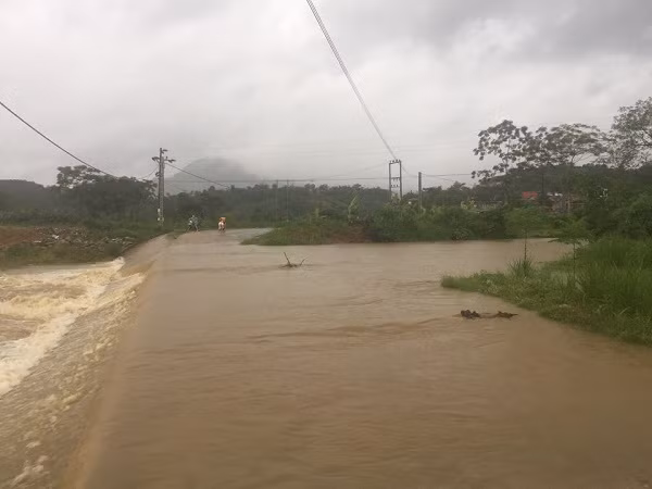 Đập tràn ở nhiều xã tại Phú Thọ bị ngập: Một người bị nước cuốn trôi