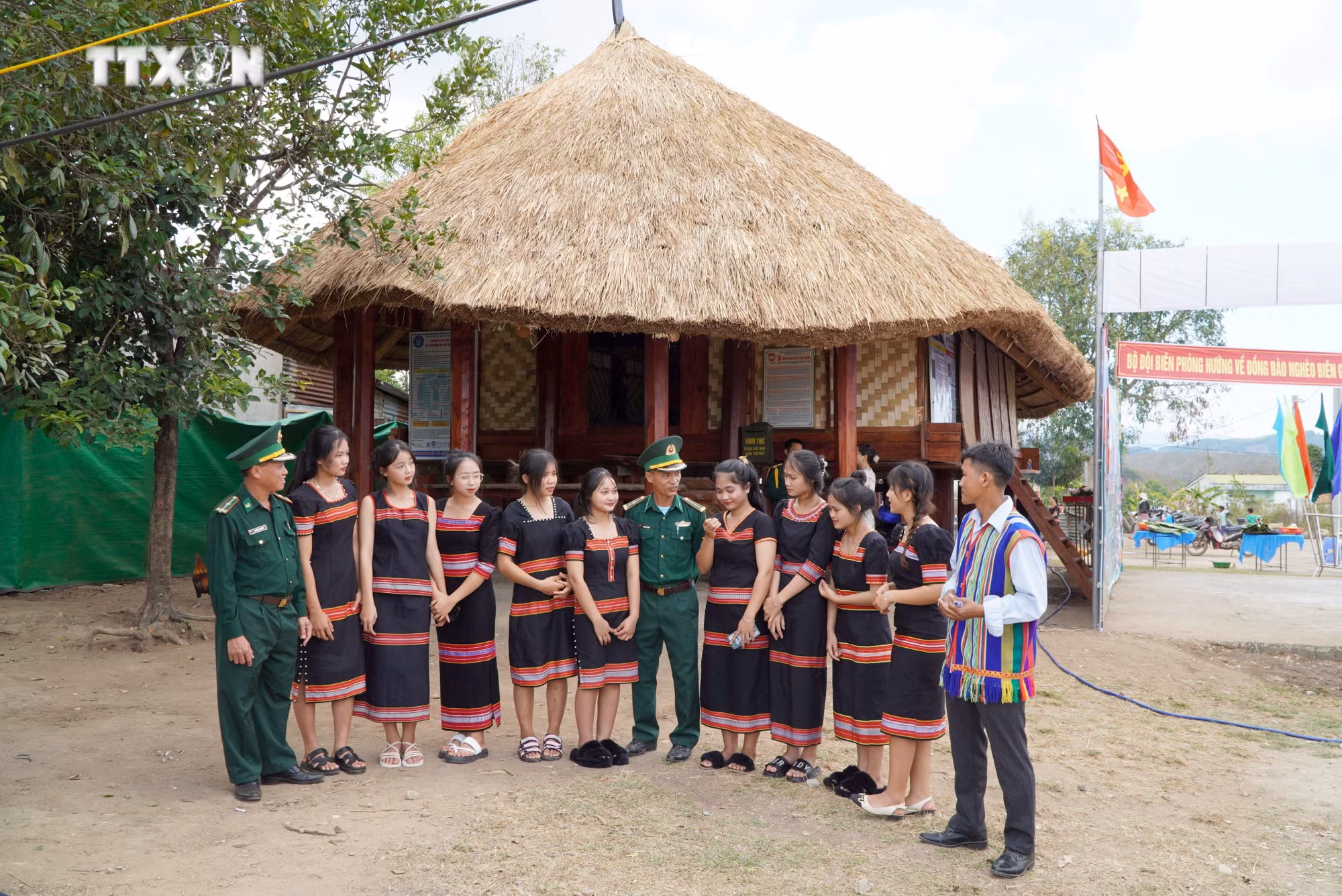 vna_potal_sac_xuan_tren_vung_bien_gioi_kon_tum_7191534.jpg