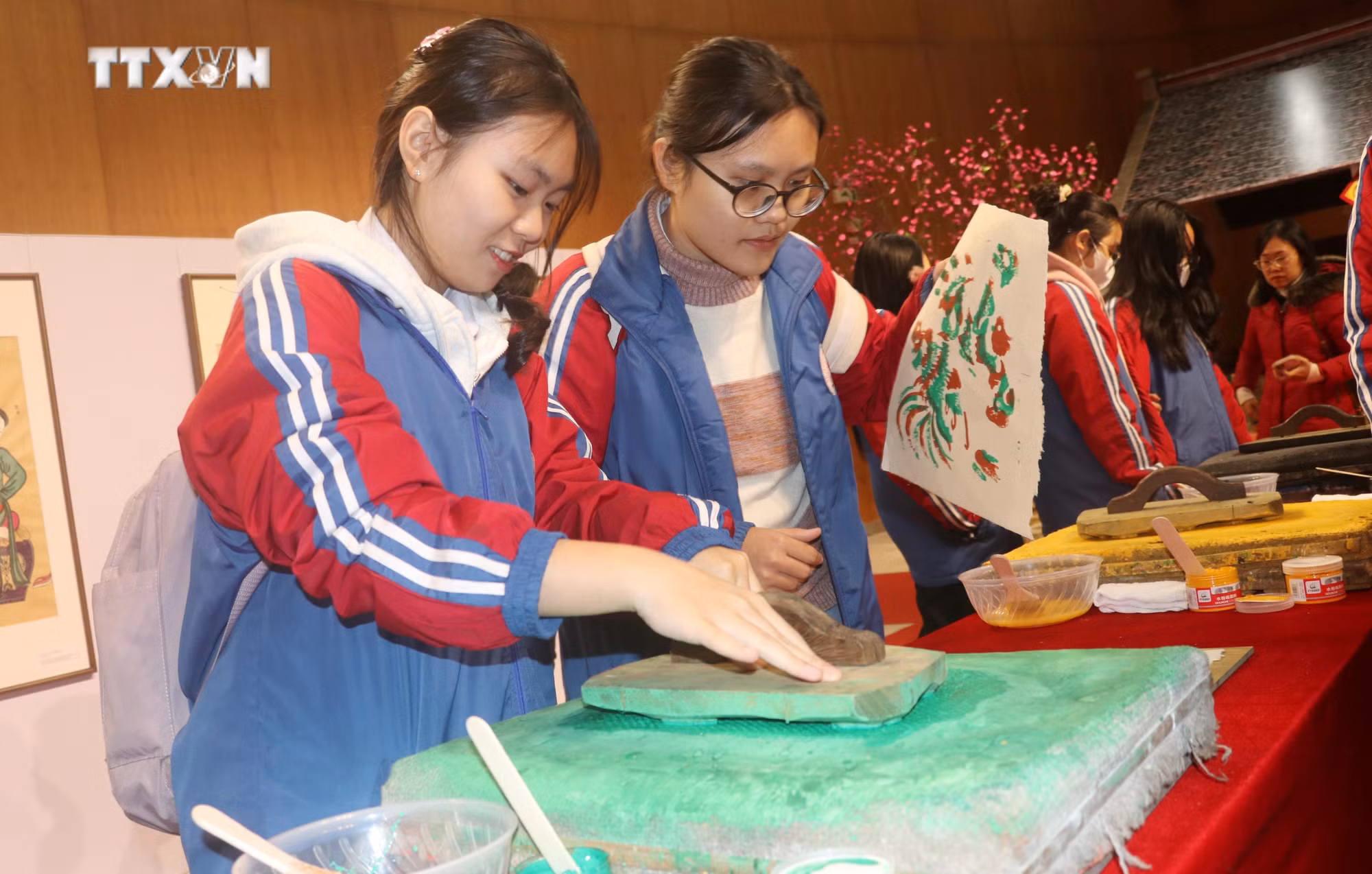 vna_potal_quang_ninh_trung_bay_chuyen_de_“sac_xuan_qua_suu_tap_tranh_dan_gian_viet_nam”_7193642.jpg