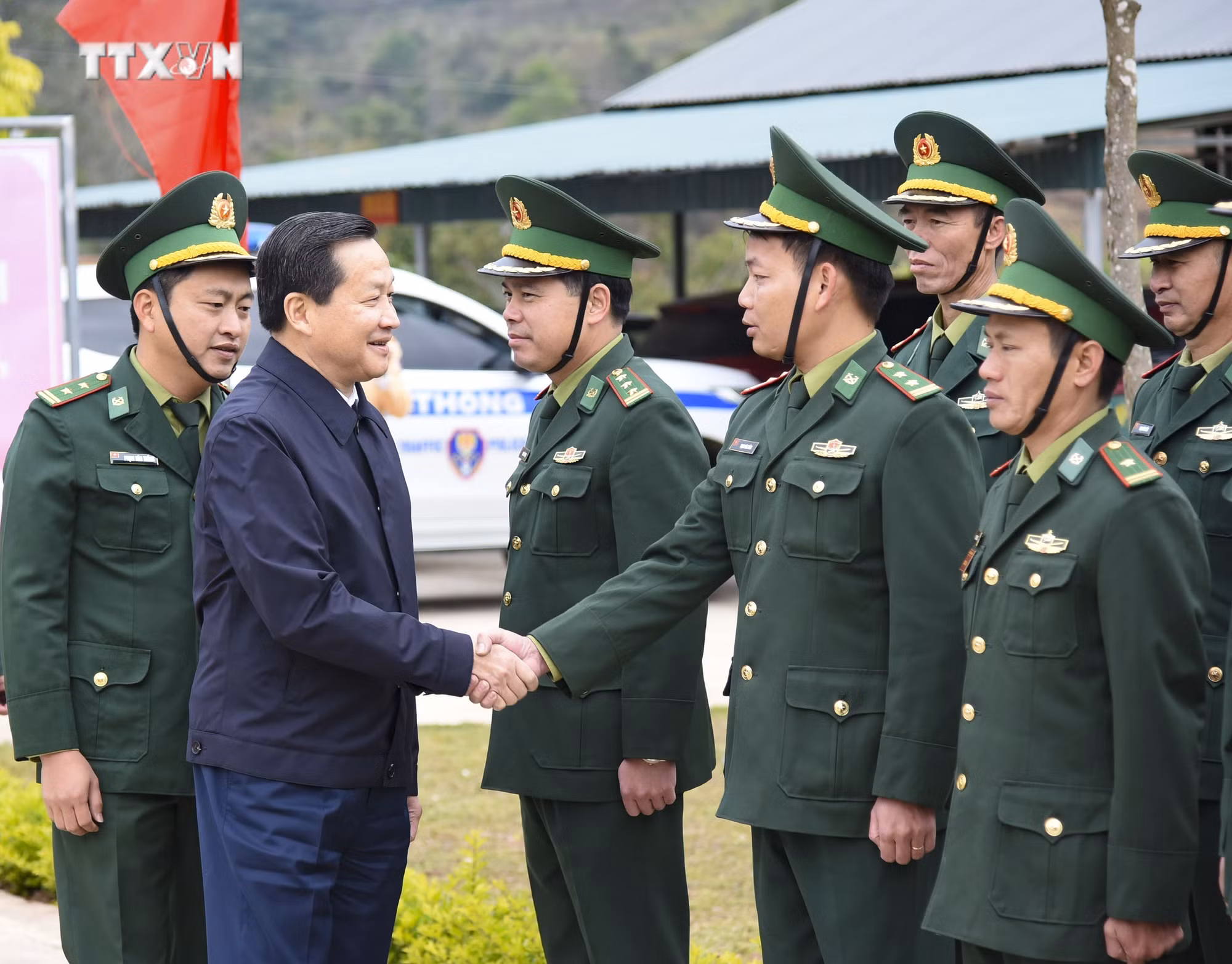 vna_potal_pho_thu_tuong_le_minh_khai_tang_qua_tet_tai_dien_bien_7202274.jpg