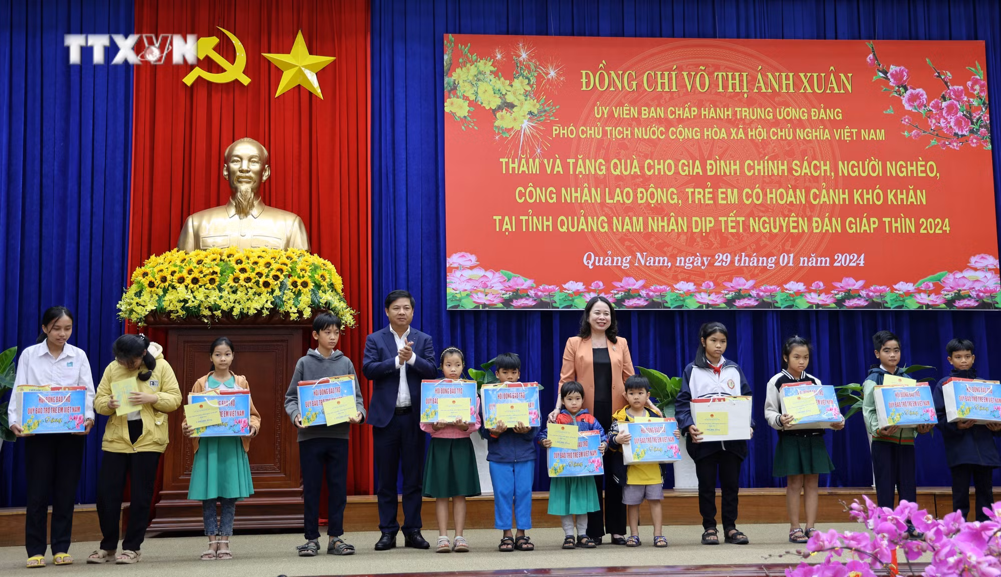 vna_potal_pho_chu_tich_nuoc_vo_thi_anh_xuan_tham_tang_qua_gia_dinh_chinh_sach_tinh_quang_nam_7203344.jpg