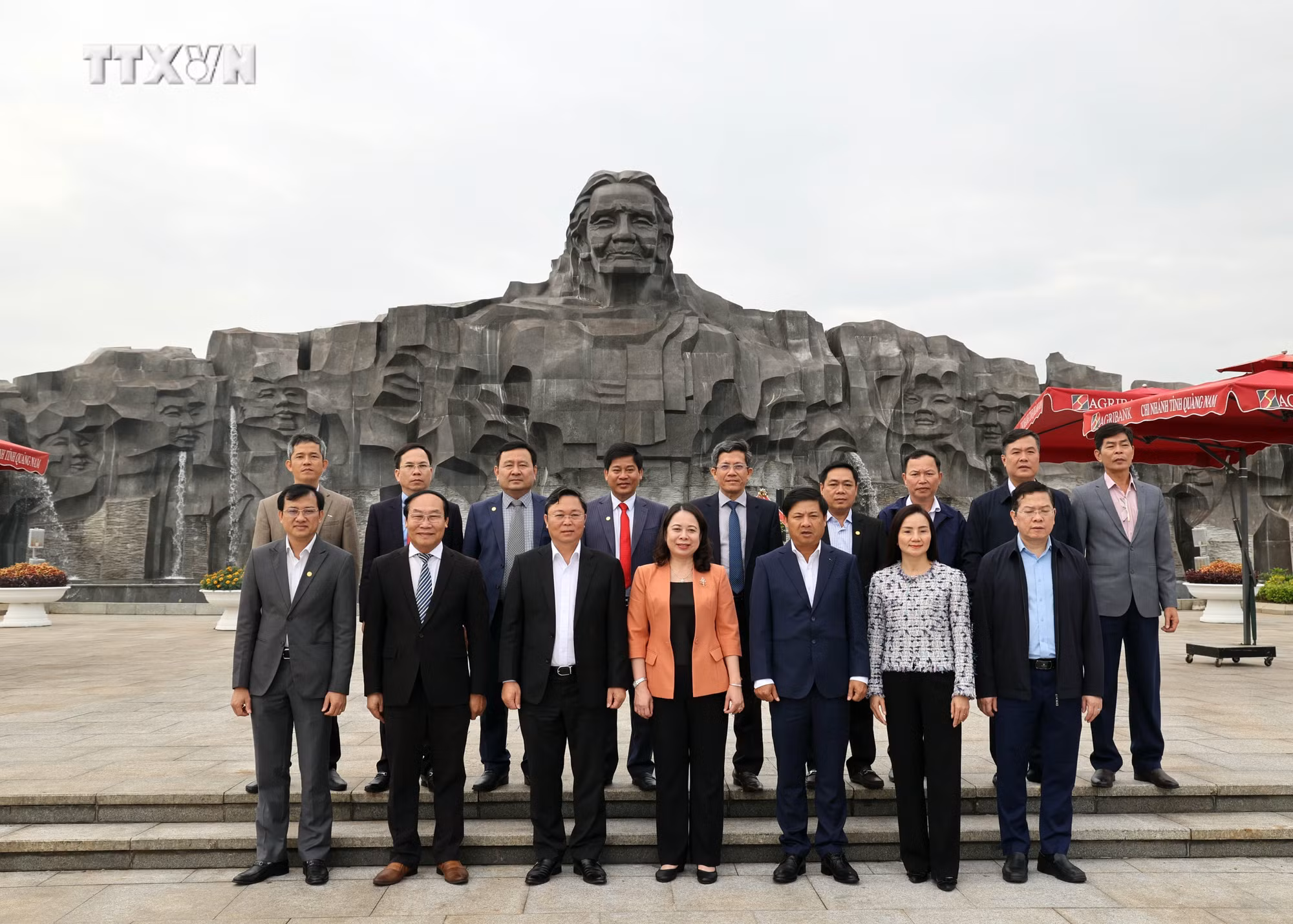 vna_potal_pho_chu_tich_nuoc_vo_thi_anh_xuan_tham_tang_qua_gia_dinh_chinh_sach_tinh_quang_nam_7203357.jpg
