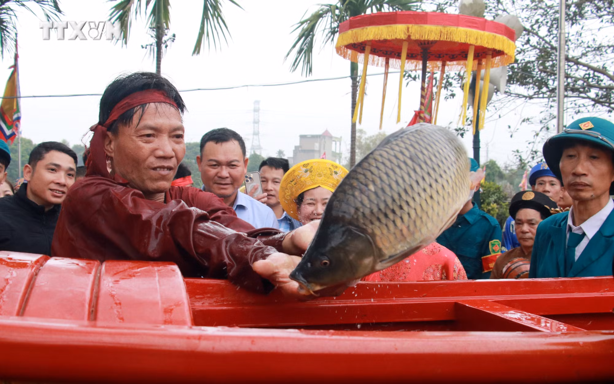 vna_potal_le_“ruoc_nuoc_te_ca”_tai_le_hoi_khai_an_den_tran_xuan_giap_thin_2024_7234772.jpg
