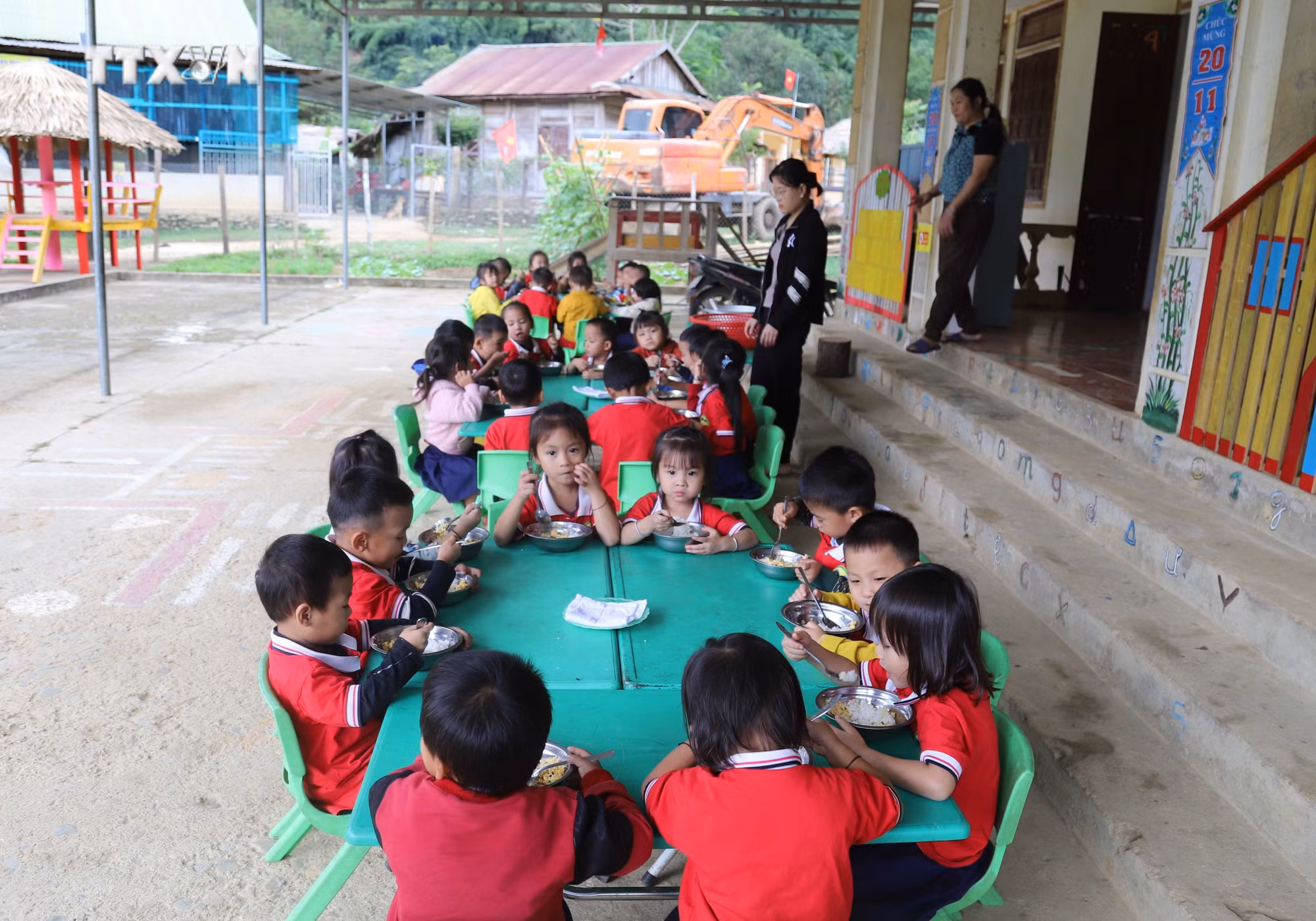 vna_potal_lang_tham_uom_mam_gieo_chu_giua_dai_ngan_pu_huong__7089050.jpg