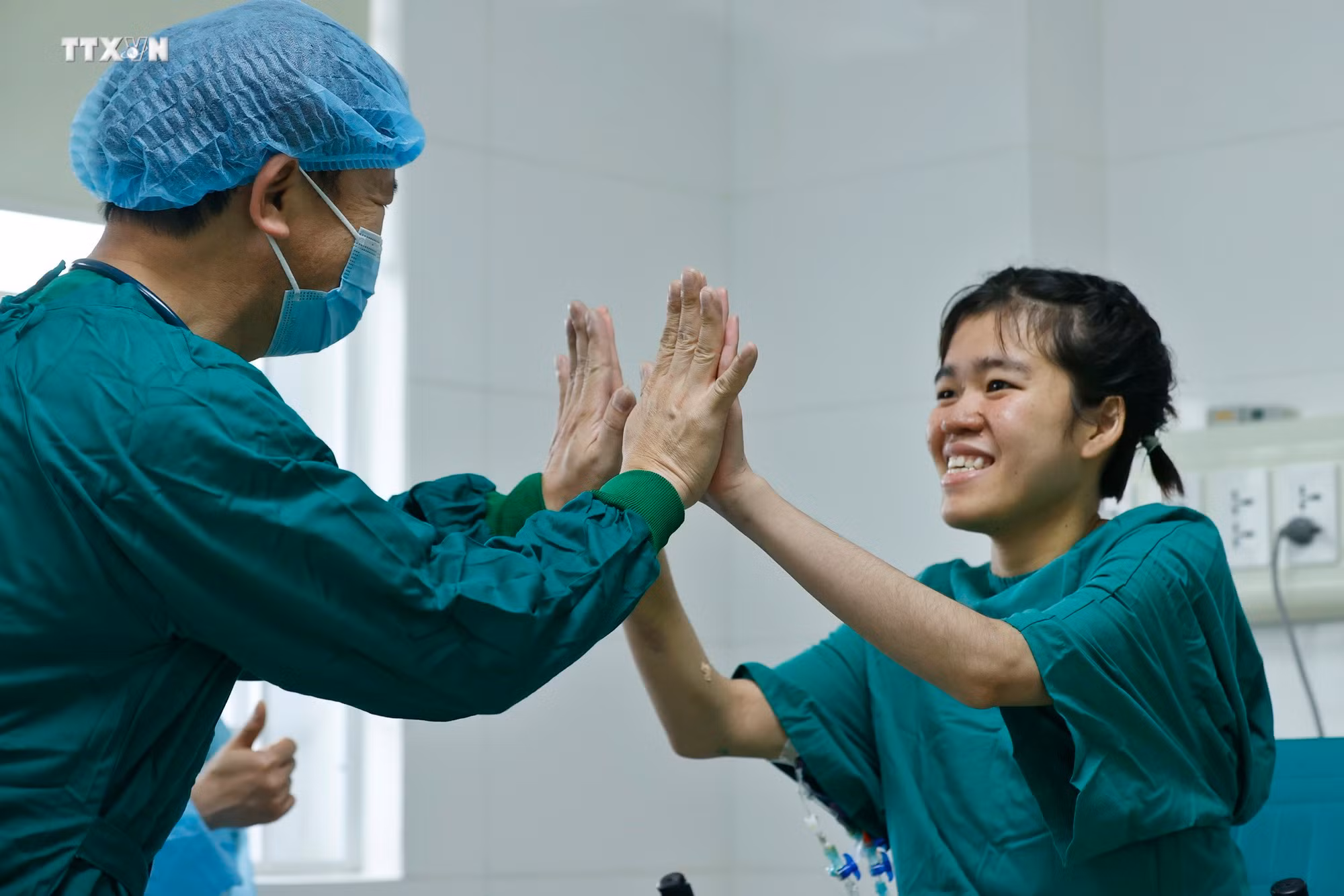 vna_potal_ngay_thay_thuoc_viet_nam_27-2_co_gai_21_tuoi_hoi_sinh_than_ky_sau_ca_ghep_phoi_chieu_30_tet_7244080.jpg